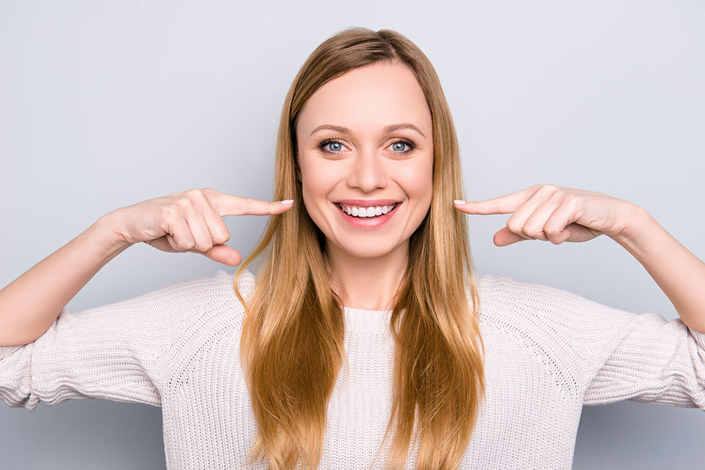 Tooth Bonding vs. Veneers: The Pros and Cons